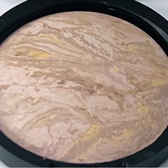 Medium LAURA GELLER BAKED BALANCE-N-BRIGHTEN FOUNDATION travel size - Picture 1 of 1